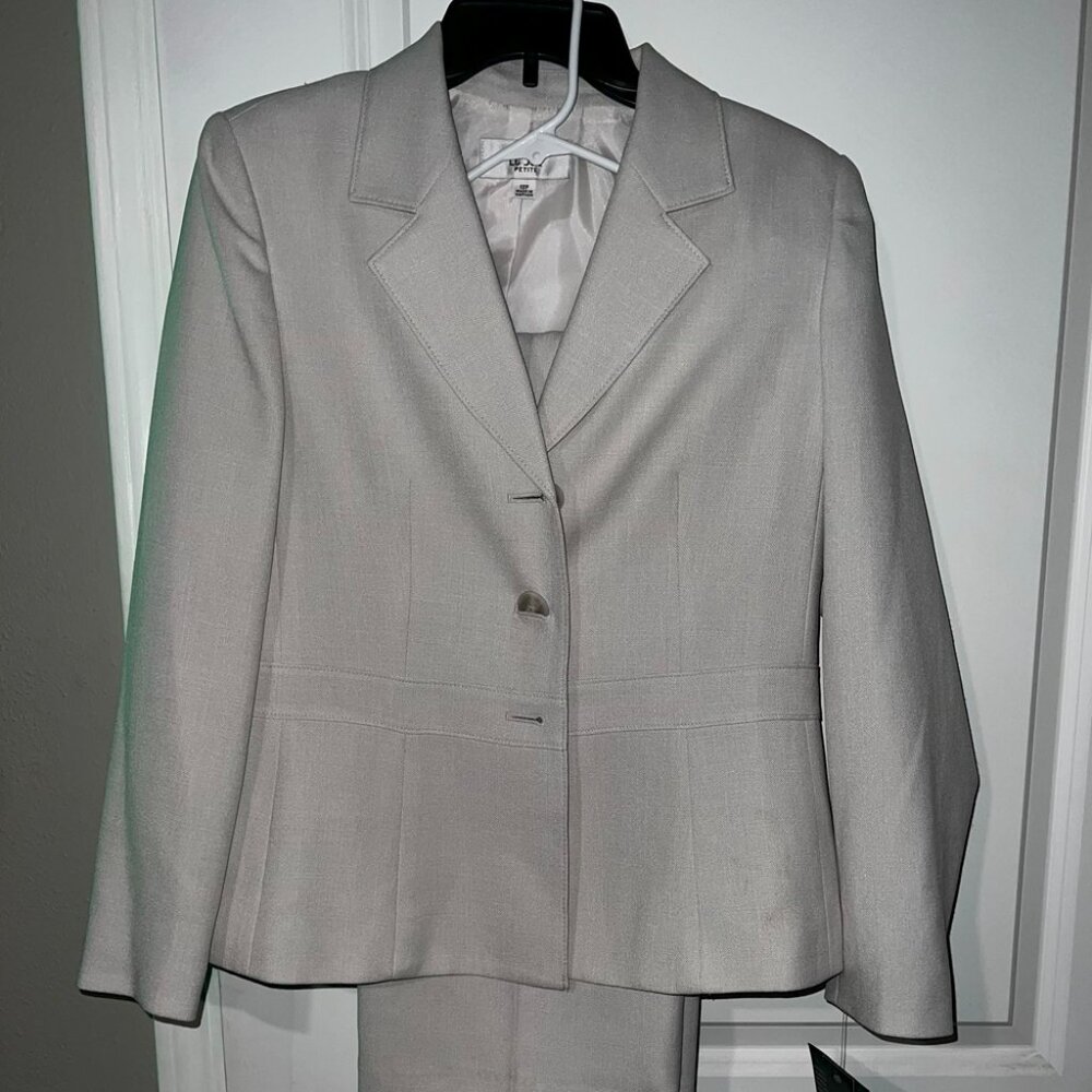 NWT - Le Suit Ladies Two Piece Dress Suit